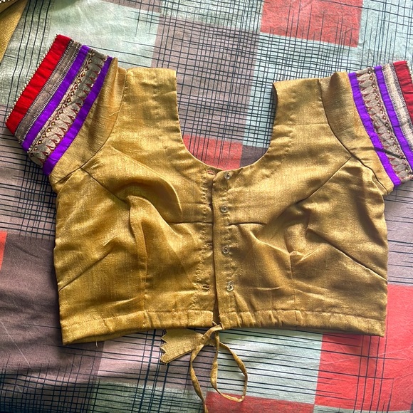 This is very nice Indian traditional saree with ready made blouse. Color beige. - Picture 9 of 10